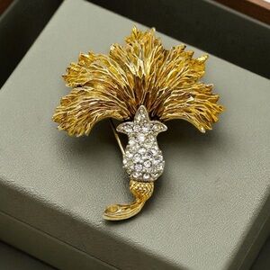 Vintage Signed Ledo Gold Tone Clear Rhinestones Floral Brooch